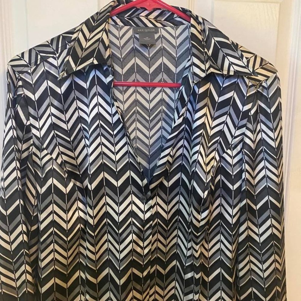 Ann Taylor Chevron Print Satin Black, White, Gray Blouse 10